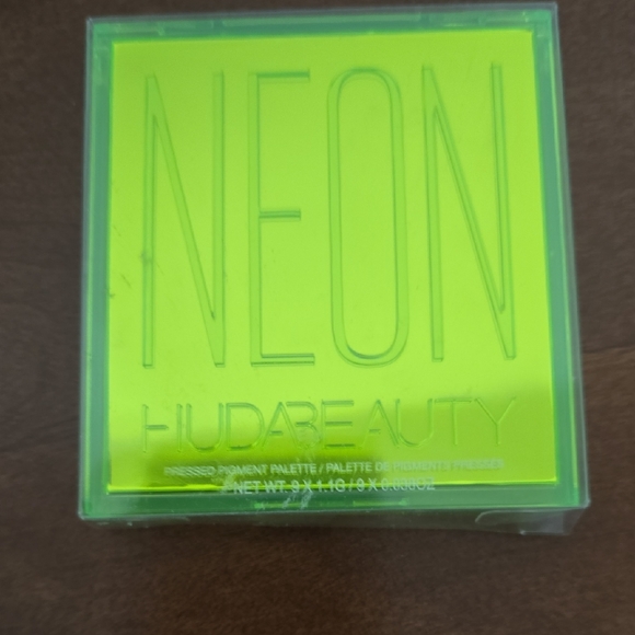 HUDA BEAUTY Neon Green Eyeshadow Palette - Picture 2 of 3